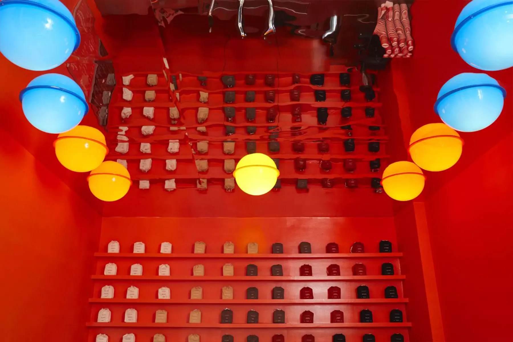 Ретро-футуристичная атмосфера в интерьере модной парижской кофейни — проект коллектива Uchronia