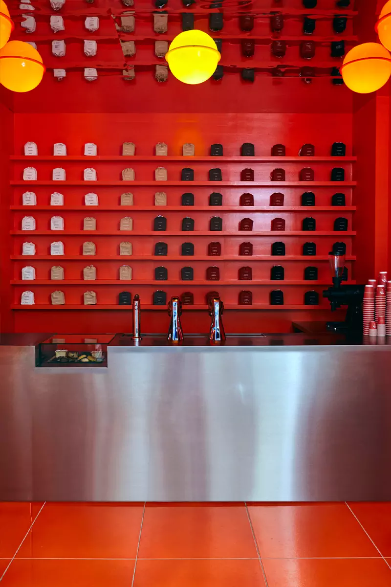 Ретро-футуристичная атмосфера в интерьере модной парижской кофейни — проект коллектива Uchronia