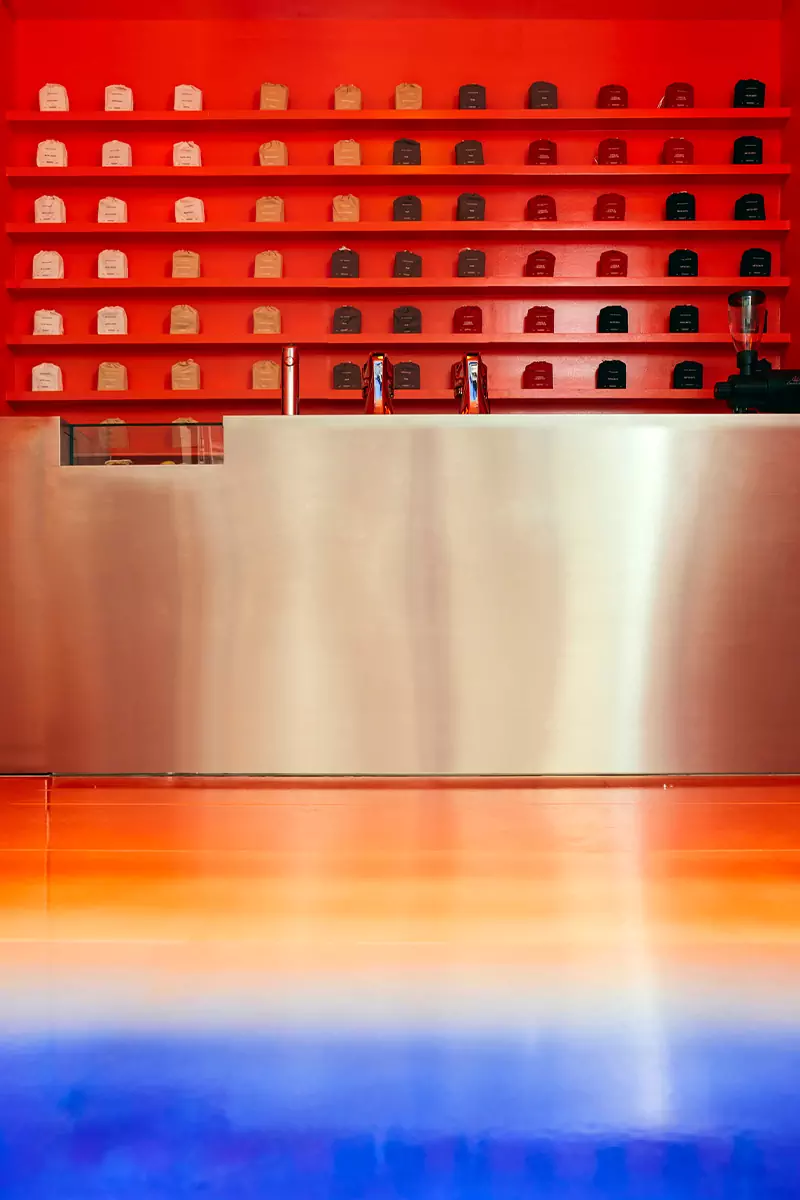 Ретро-футуристичная атмосфера в интерьере модной парижской кофейни — проект коллектива Uchronia