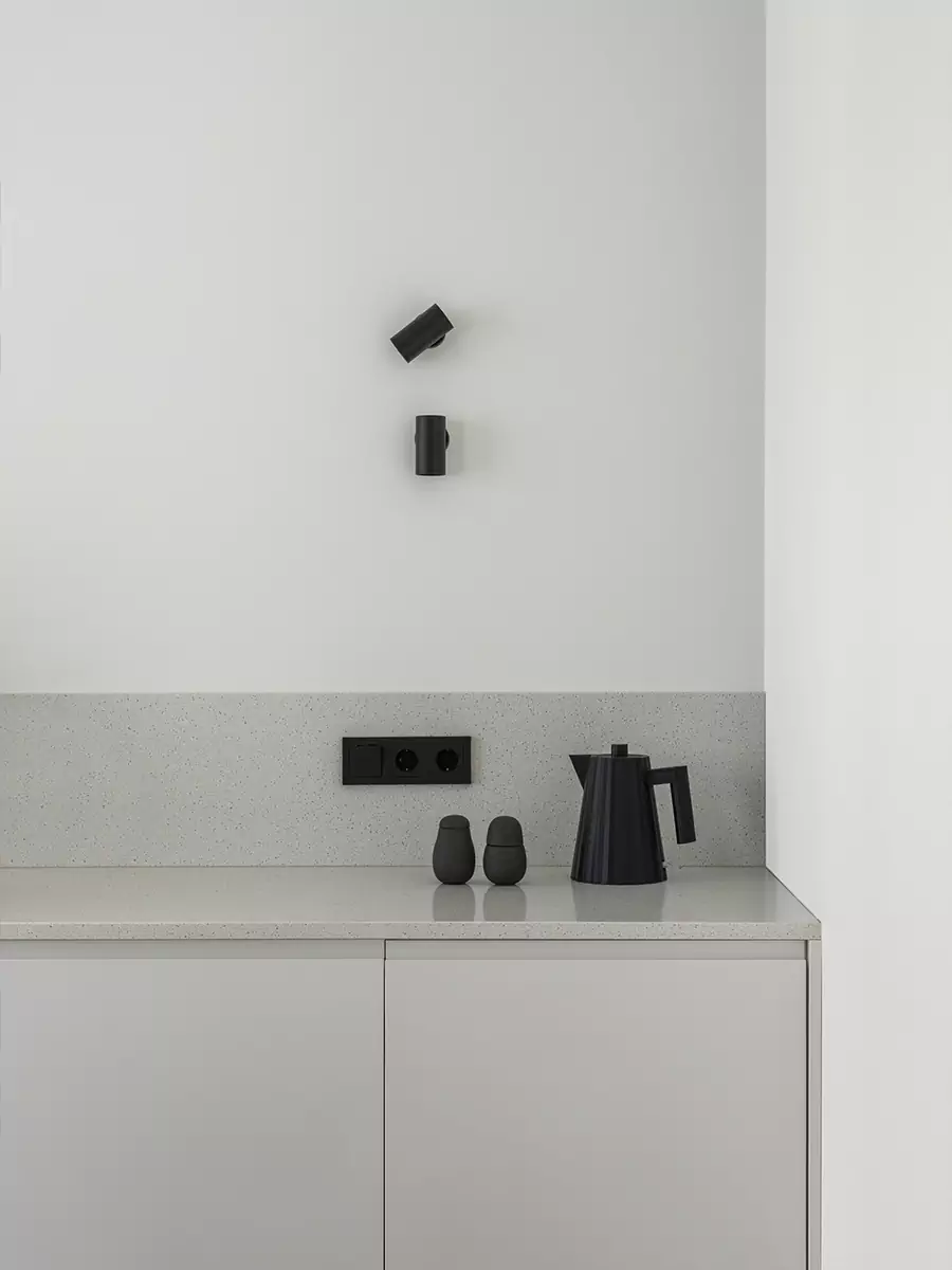 Монохромный интерьер квартиры-студии со строгим зонированием — проект BLOK Studio