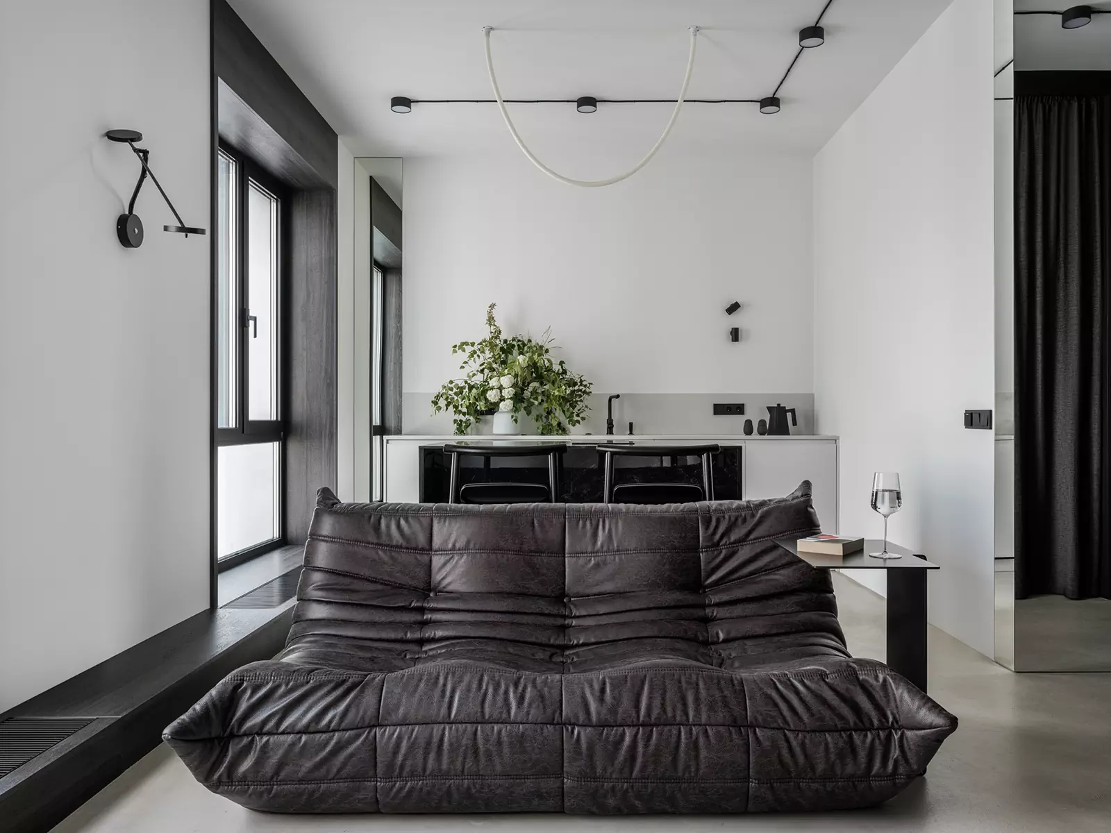 Монохромный интерьер квартиры-студии со строгим зонированием — проект BLOK Studio