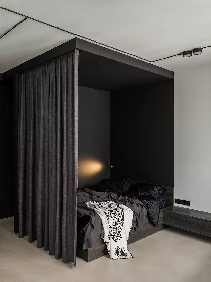 Монохромный интерьер квартиры-студии со строгим зонированием — проект BLOK Studio