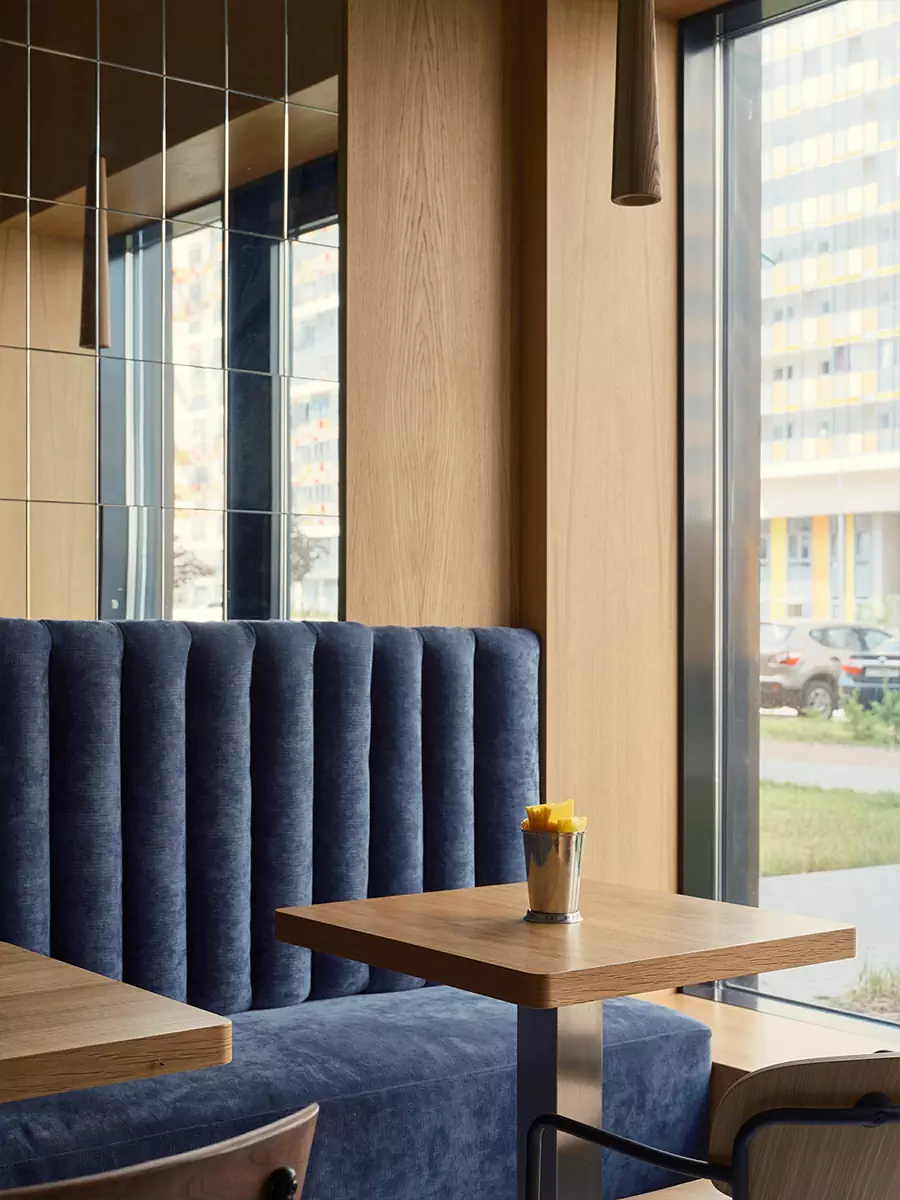 Янтарные стеклоблоки и декоративные цепи в интерьере питерского бара — проект MODGI Group