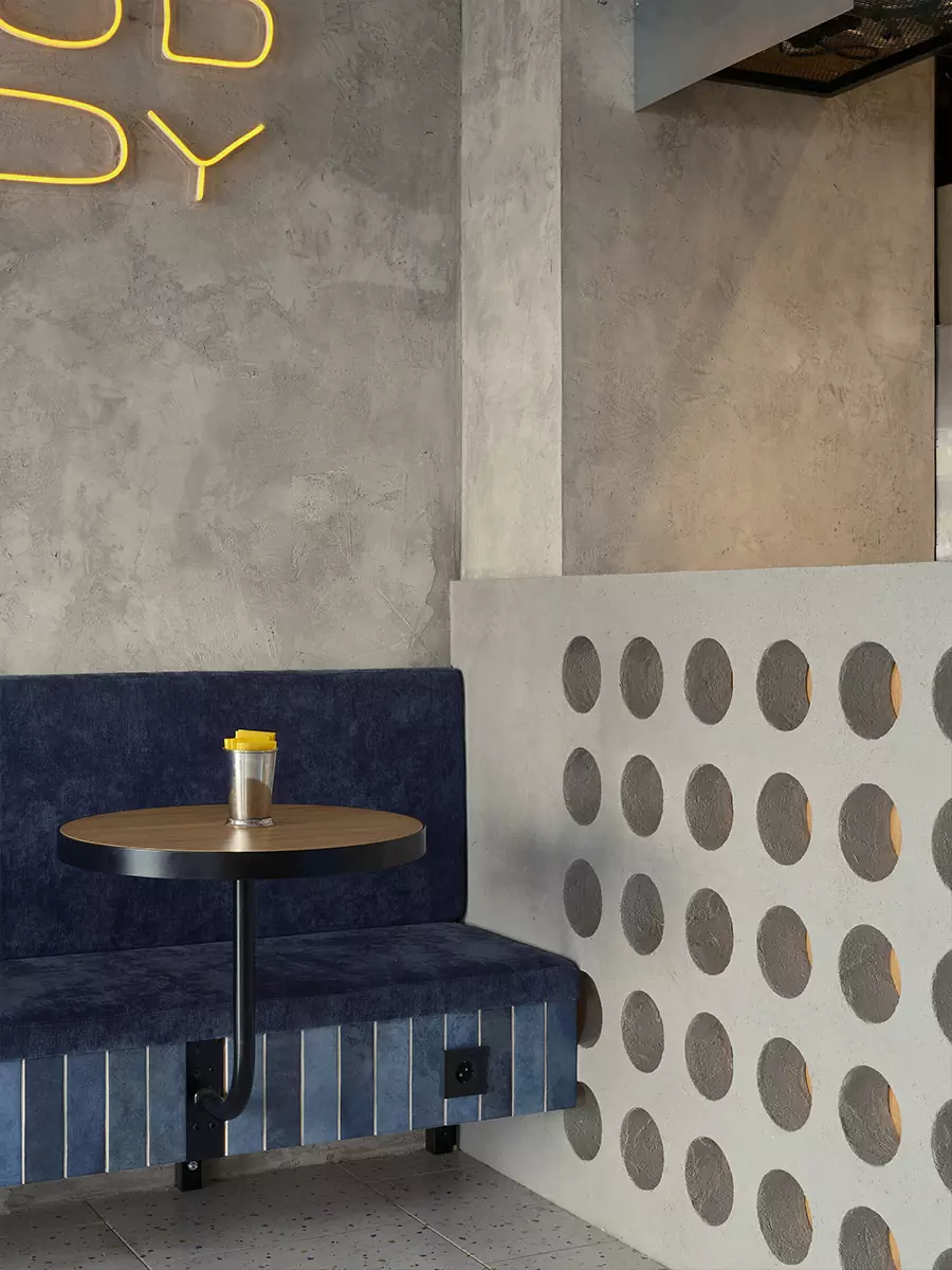 Янтарные стеклоблоки и декоративные цепи в интерьере питерского бара — проект MODGI Group