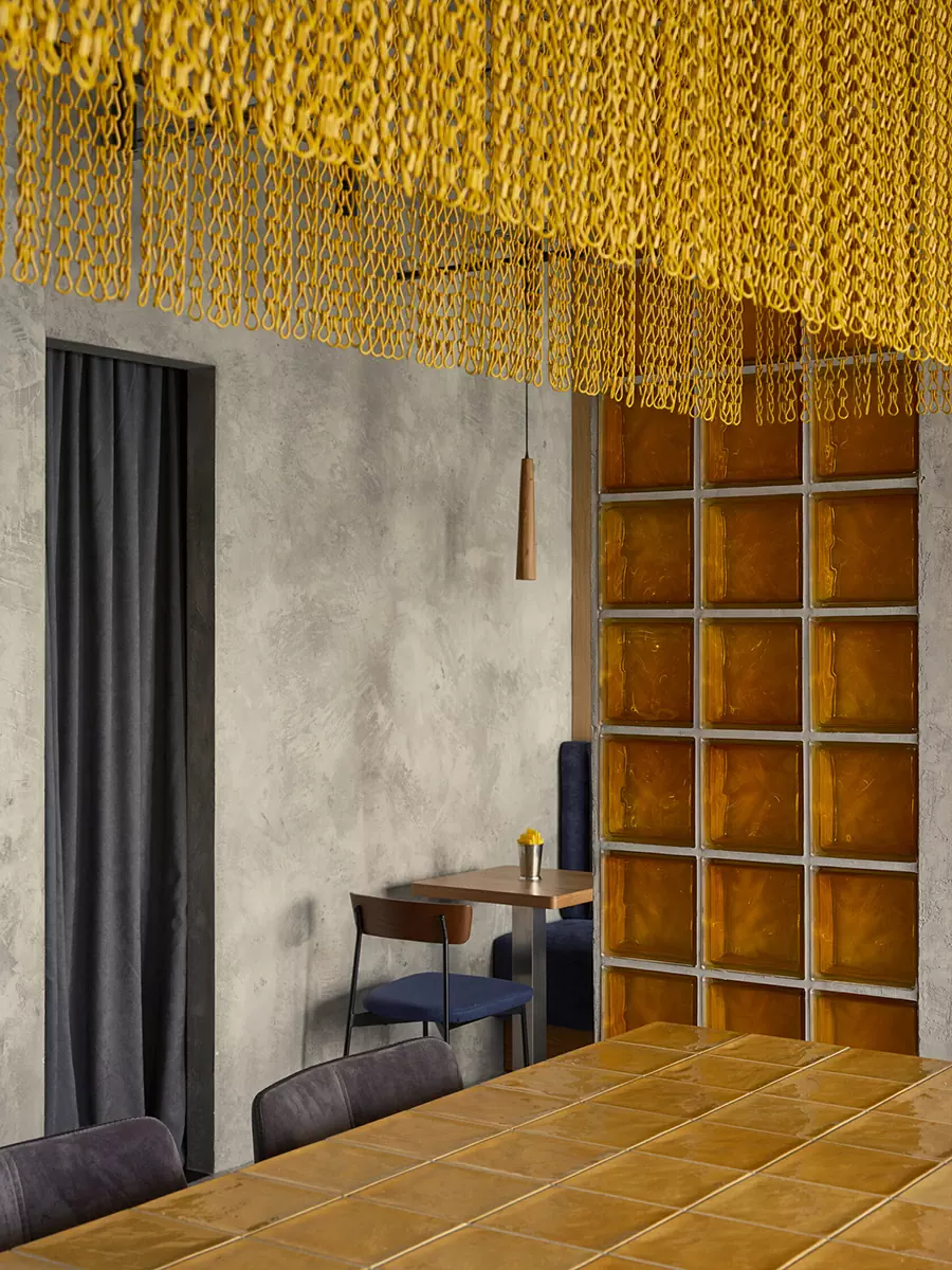 Янтарные стеклоблоки и декоративные цепи в интерьере питерского бара — проект MODGI Group