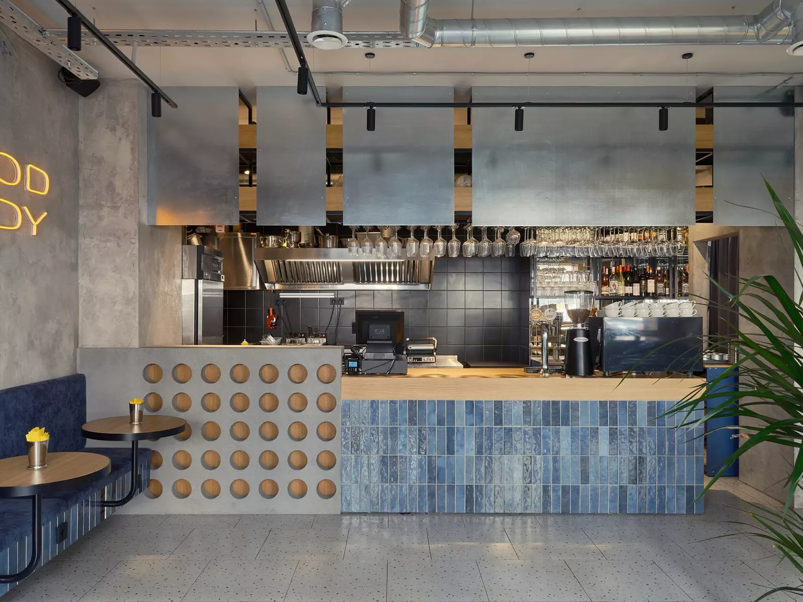 Янтарные стеклоблоки и декоративные цепи в интерьере питерского бара — проект MODGI Group