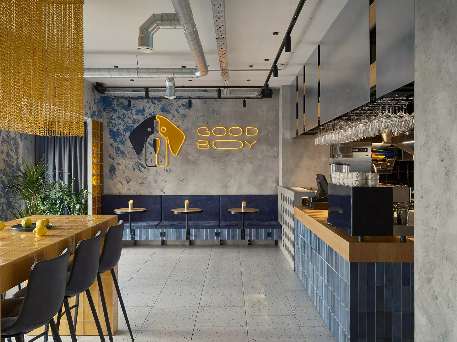 Янтарные стеклоблоки и декоративные цепи в интерьере питерского бара — проект MODGI Group