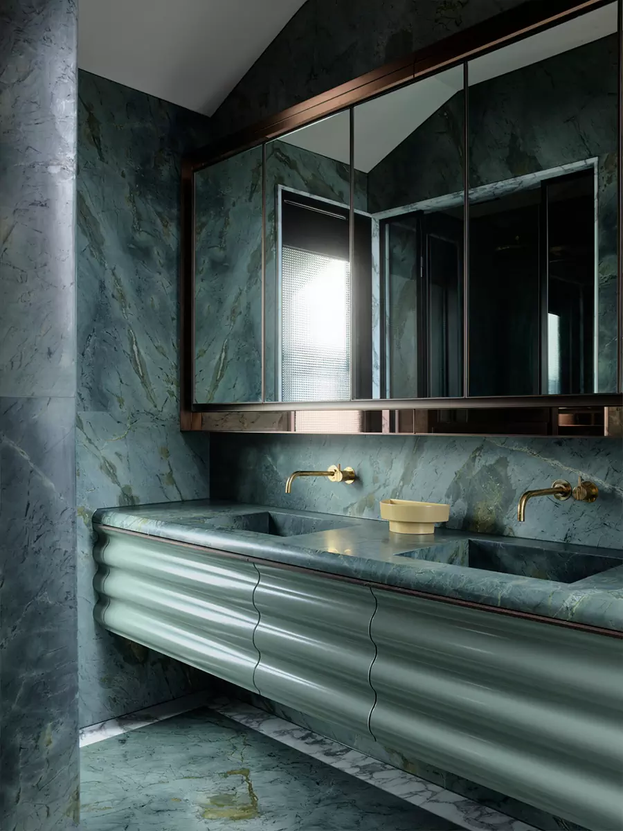 Тысяча и одна деталь в красочном интерьере загородного дома в эдвардианском стиле — проект Flack Studio