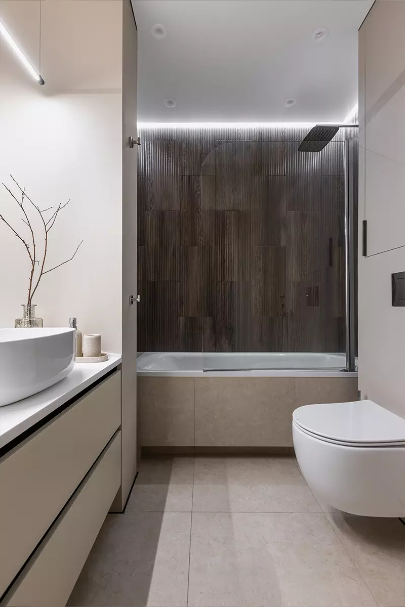 Уютный интерьер квартиры с низкими потолками и линейной планировкой — проект Вероники Ильиной