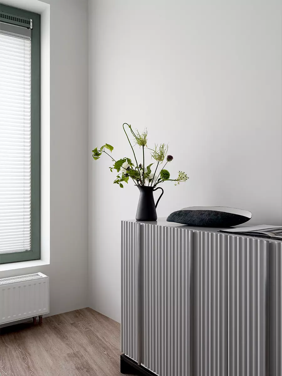 Лаконичный интерьер квартиры со сложной геометрией с акцентным санузлом — проект студии Пора