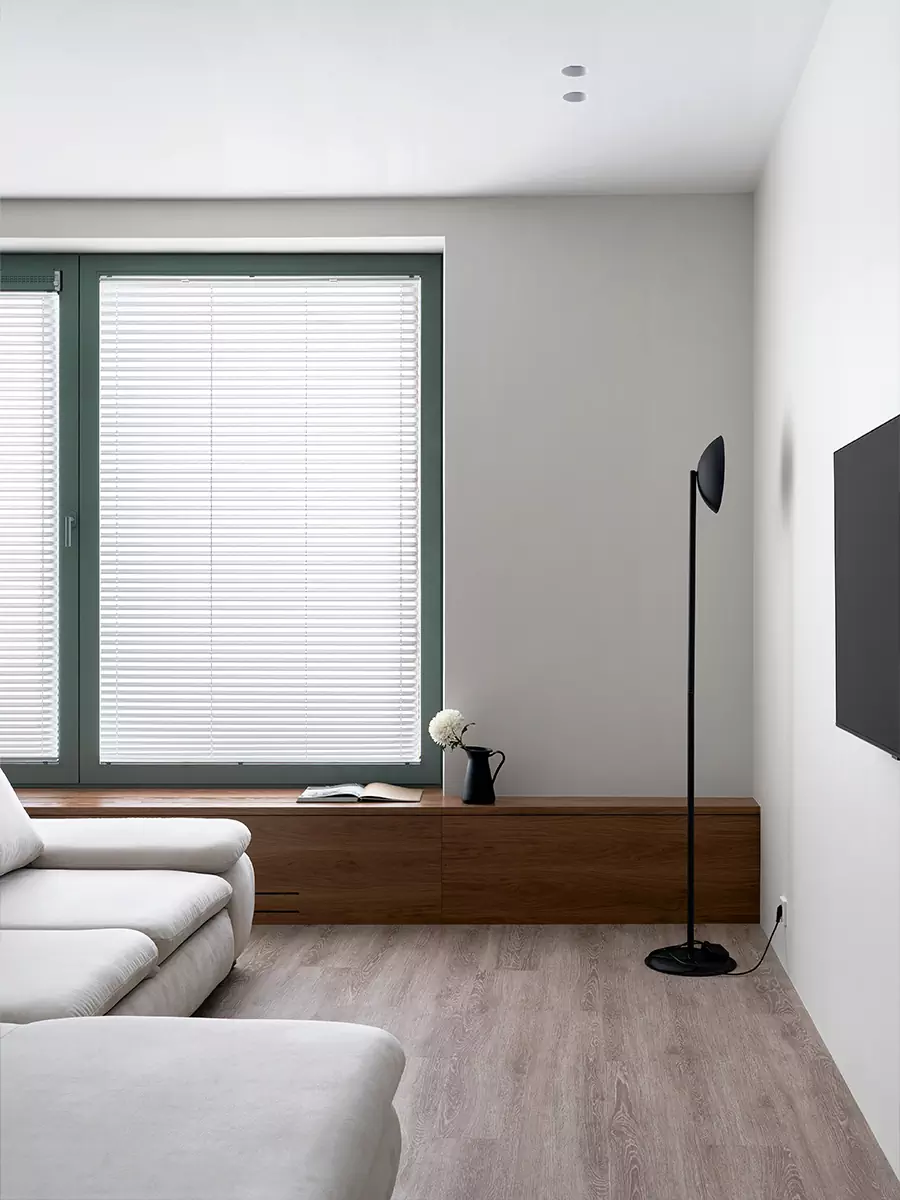 Лаконичный интерьер квартиры со сложной геометрией с акцентным санузлом — проект студии Пора