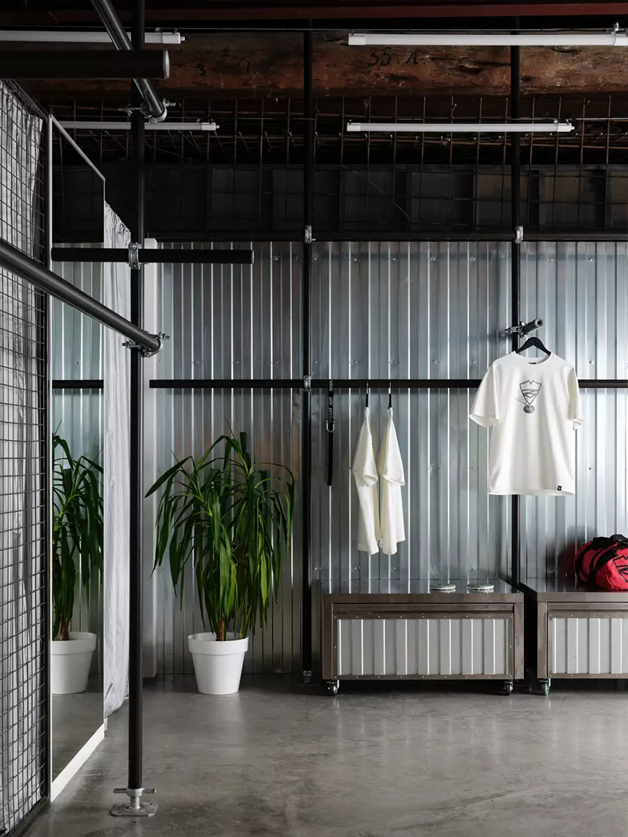 Элементы андеграунда в интерьере петербургского магазина одежды — проект Валентины Дукмас