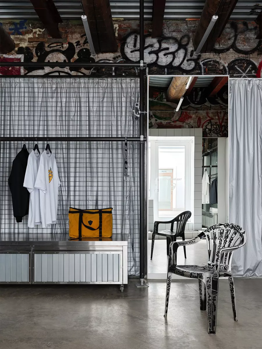 Элементы андеграунда в интерьере петербургского магазина одежды — проект Валентины Дукмас