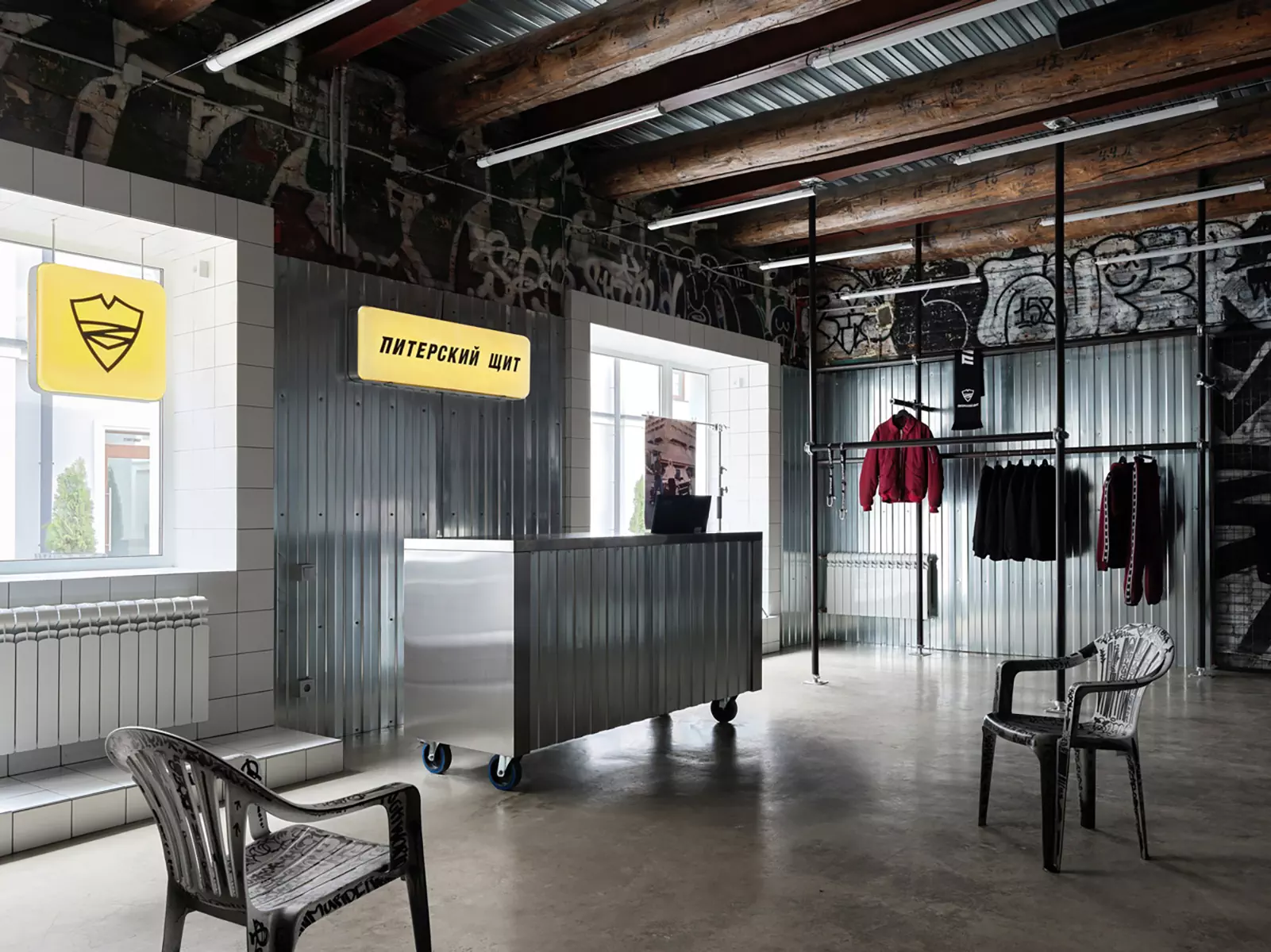 Элементы андеграунда в интерьере петербургского магазина одежды — проект Валентины Дукмас