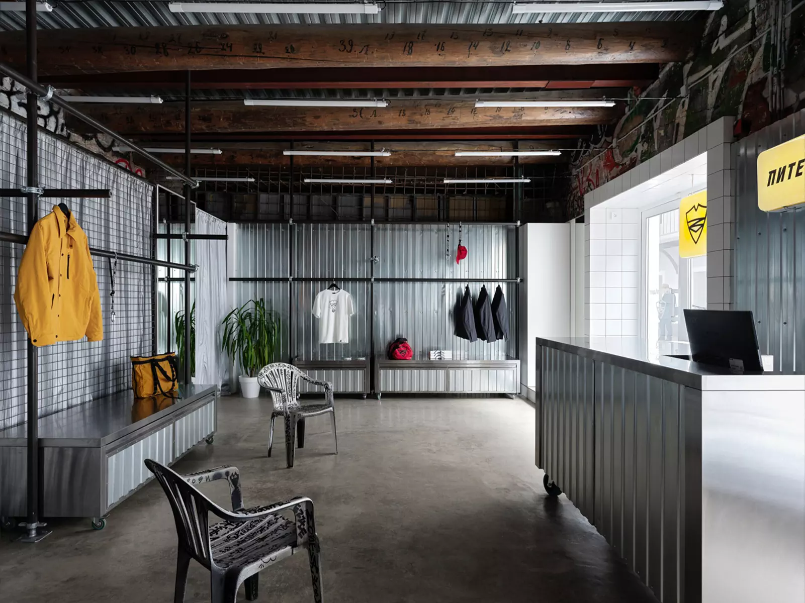 Элементы андеграунда в интерьере петербургского магазина одежды — проект Валентины Дукмас
