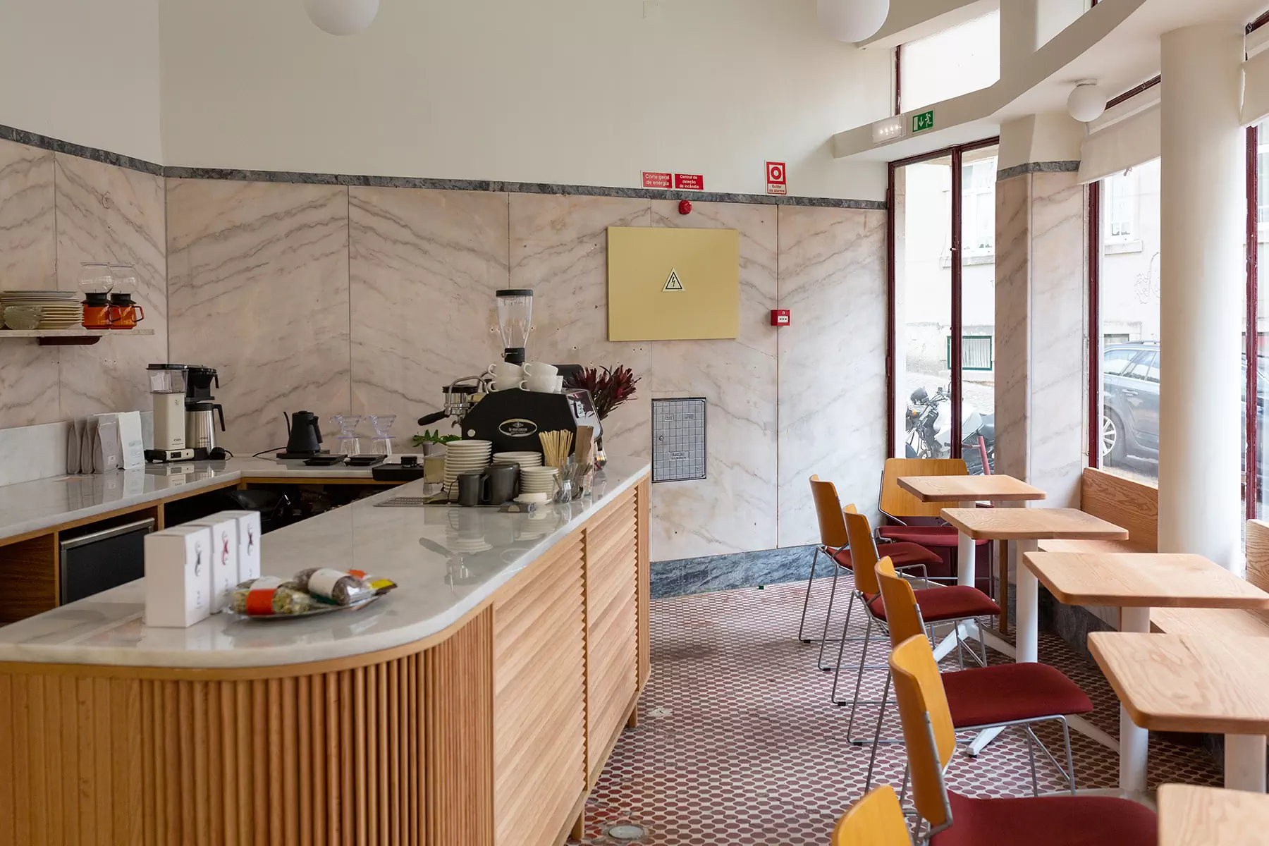 Модернистский интерьер португальского кафе с богатыми исходными данными — проект Ольги Чут