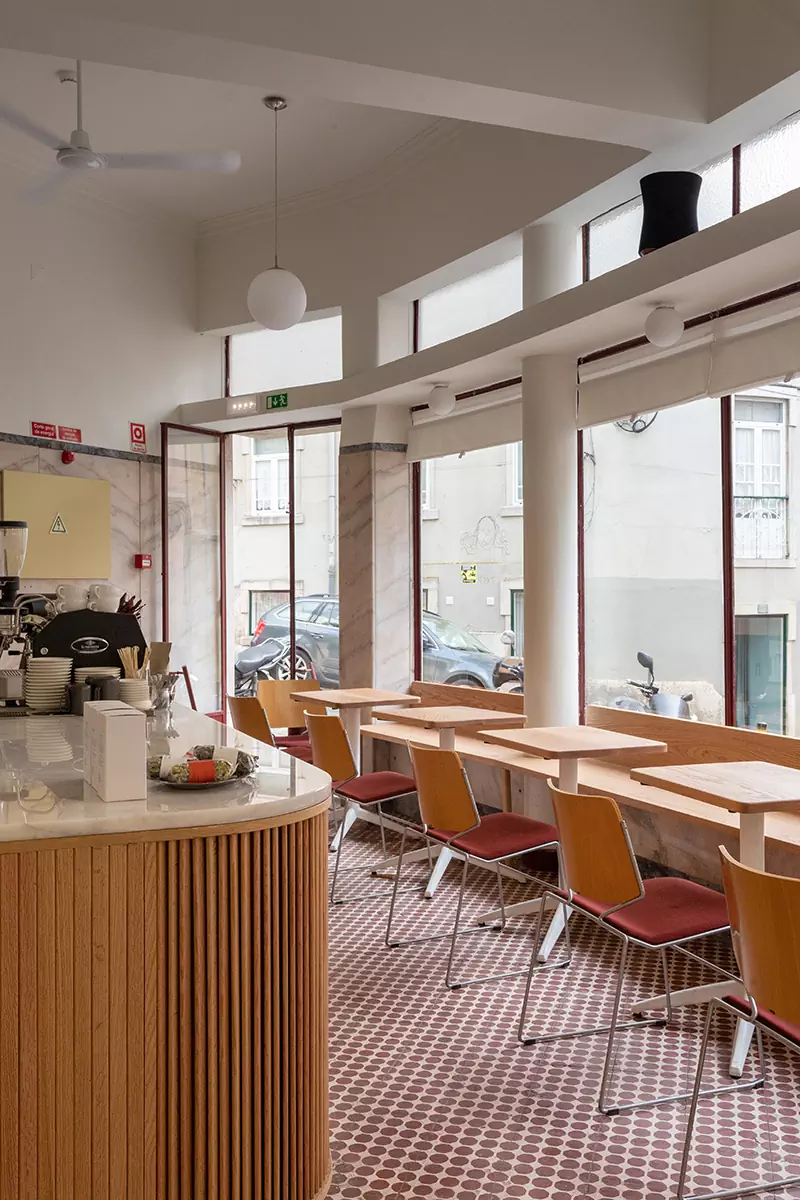 Модернистский интерьер португальского кафе с богатыми исходными данными — проект Ольги Чут