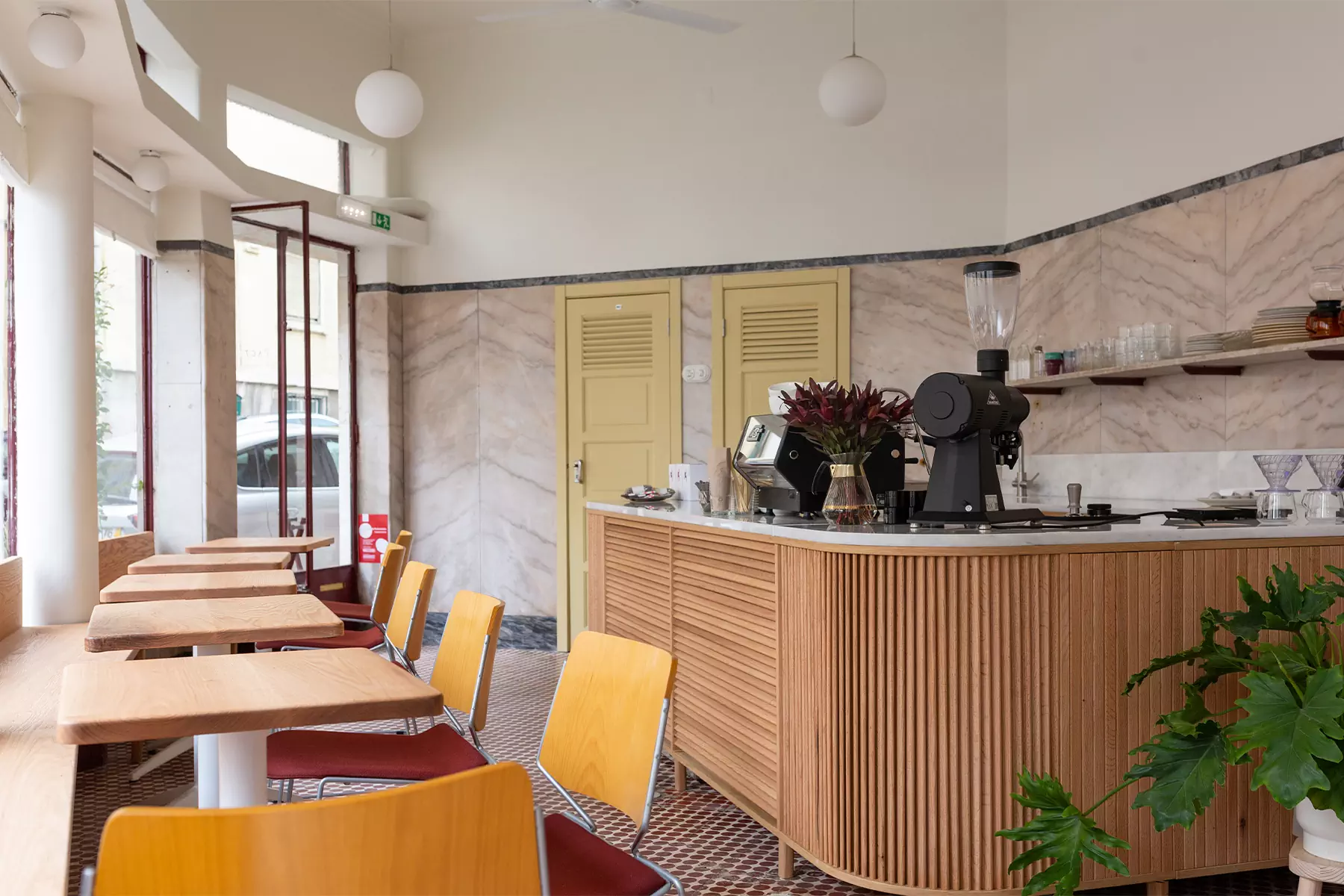 Модернистский интерьер португальского кафе с богатыми исходными данными — проект Ольги Чут