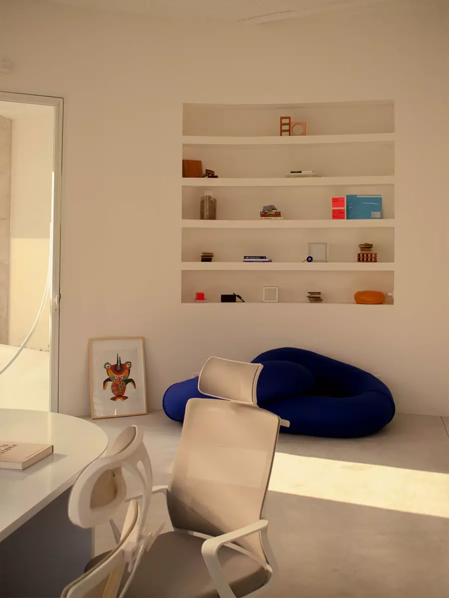 Тысяча стеклоблоков и ярко-синий санузел в интерьере офиса испанской дизайн-студии — проект ABEZ Design