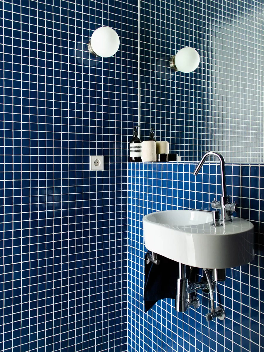 Тысяча стеклоблоков и ярко-синий санузел в интерьере офиса испанской дизайн-студии — проект ABEZ Design