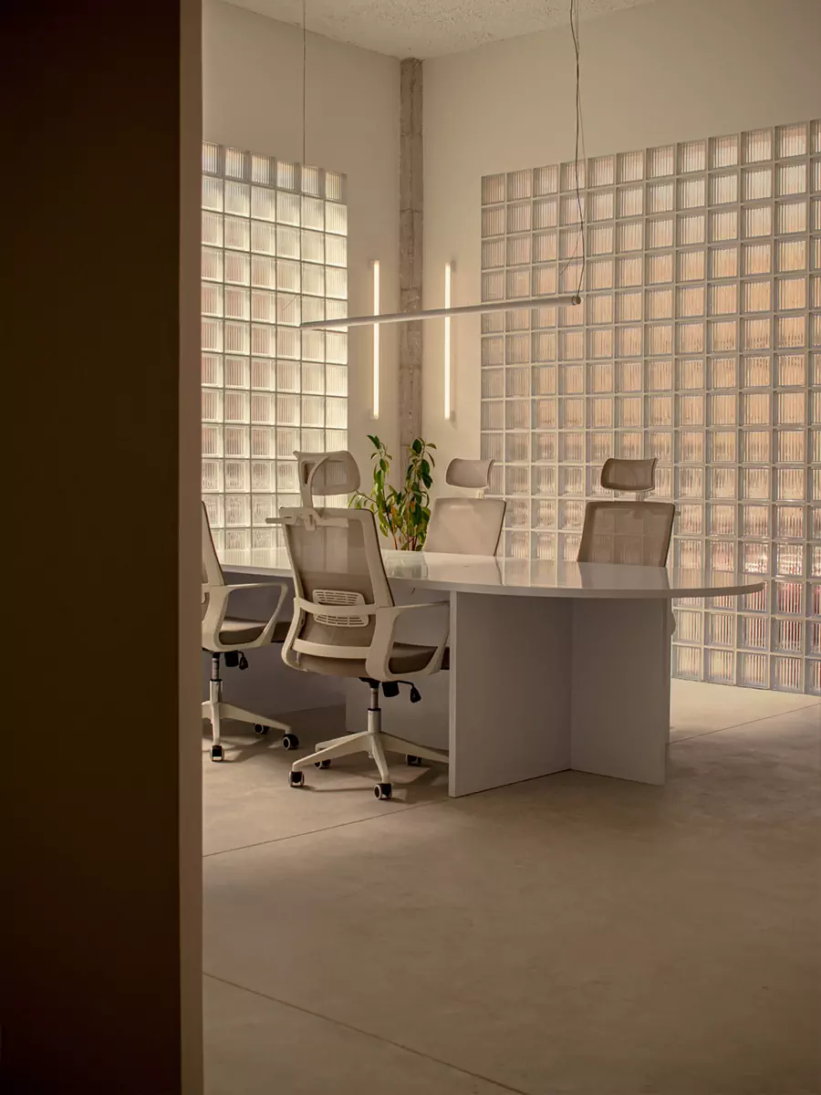 Тысяча стеклоблоков и ярко-синий санузел в интерьере офиса испанской дизайн-студии — проект ABEZ Design