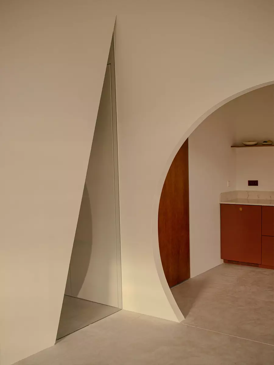 Тысяча стеклоблоков и ярко-синий санузел в интерьере офиса испанской дизайн-студии — проект ABEZ Design