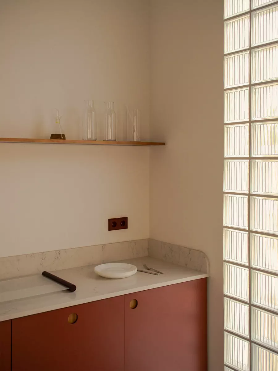 Тысяча стеклоблоков и ярко-синий санузел в интерьере офиса испанской дизайн-студии — проект ABEZ Design