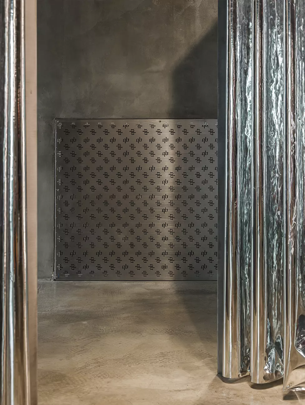 Скульптурная розовая лестница в интерьере казанского магазина одежды — проект бюро AR ARCHITECTS