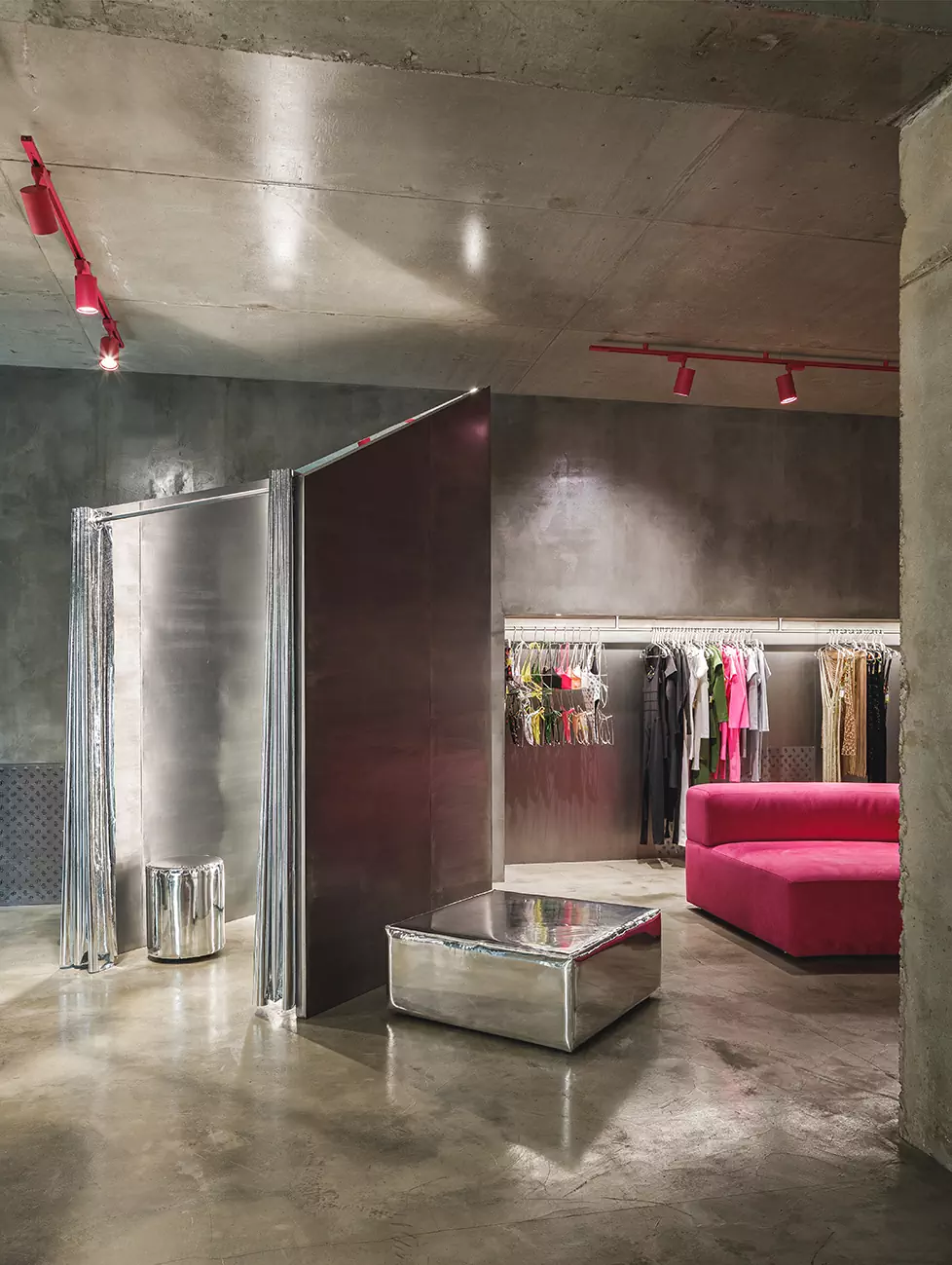 Скульптурная розовая лестница в интерьере казанского магазина одежды — проект бюро AR ARCHITECTS