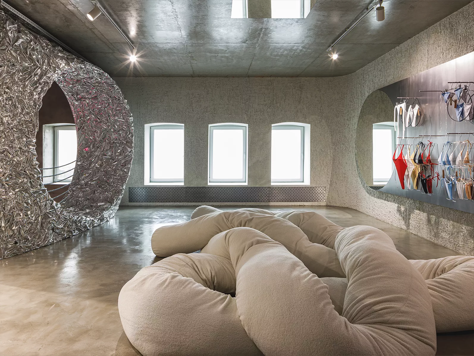 Скульптурная розовая лестница в интерьере казанского магазина одежды — проект бюро AR ARCHITECTS