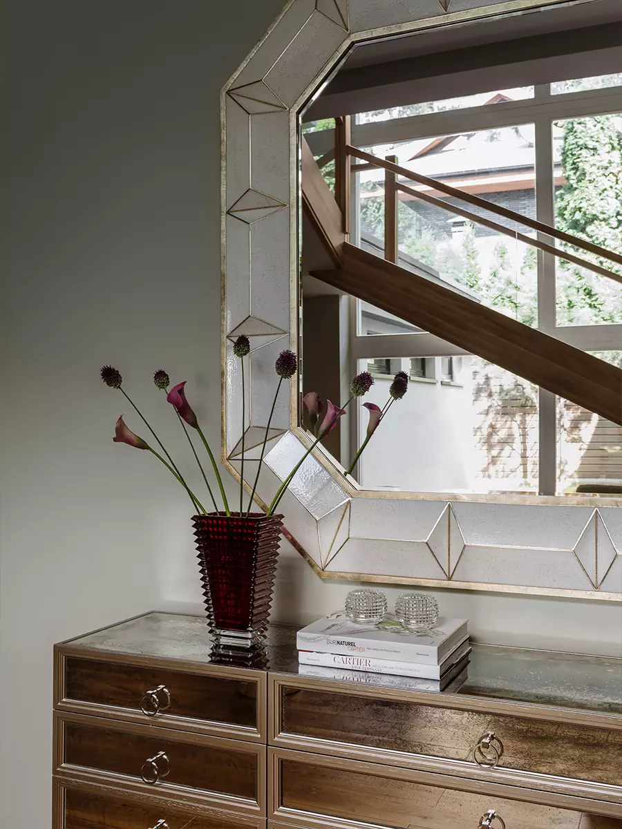 Латунь, золото и зеркала в интерьере дома для владелицы ювелирного бренда — проект Юлии Айтекеновой