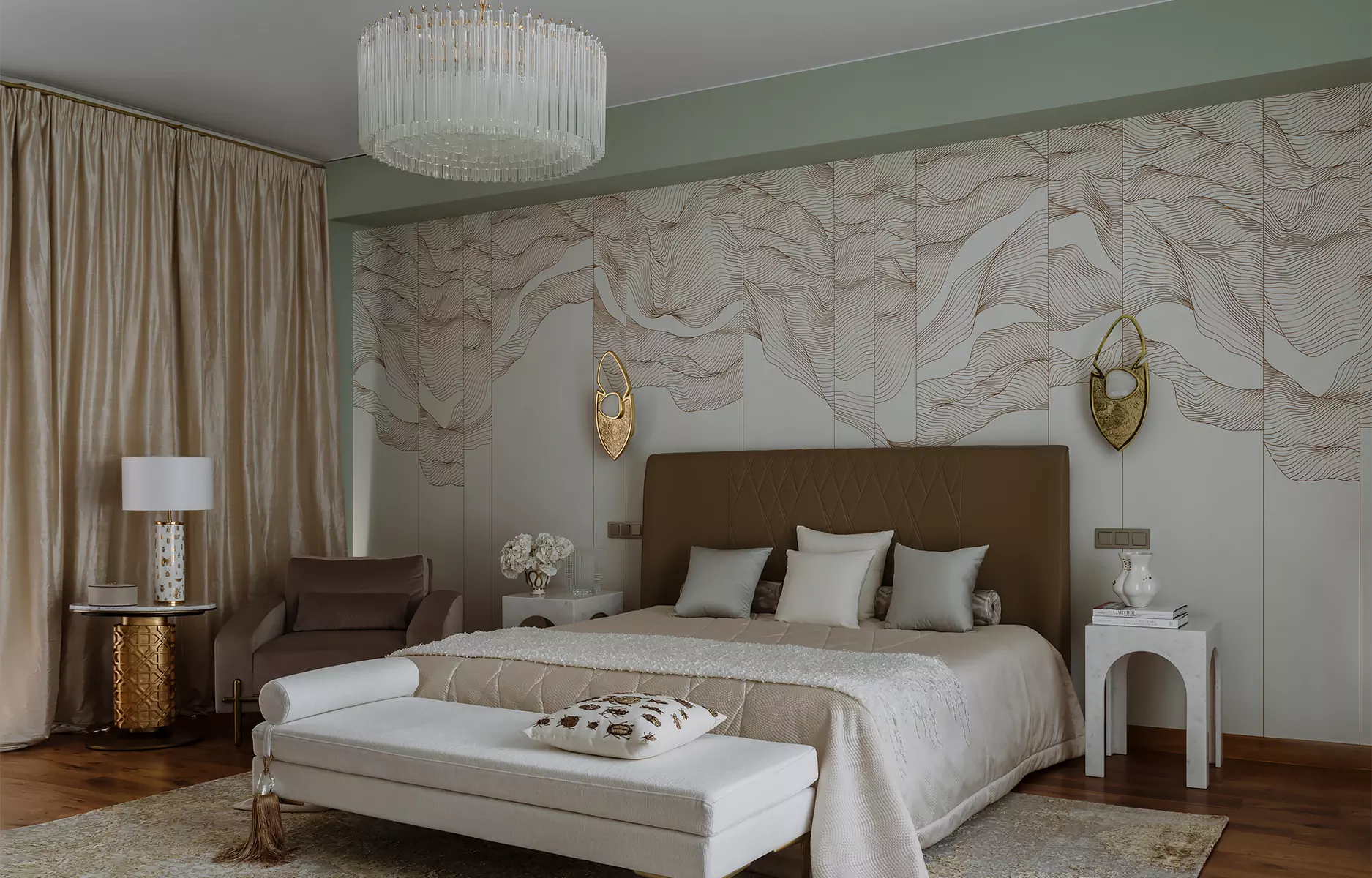 Латунь, золото и зеркала в интерьере дома для владелицы ювелирного бренда — проект Юлии Айтекеновой