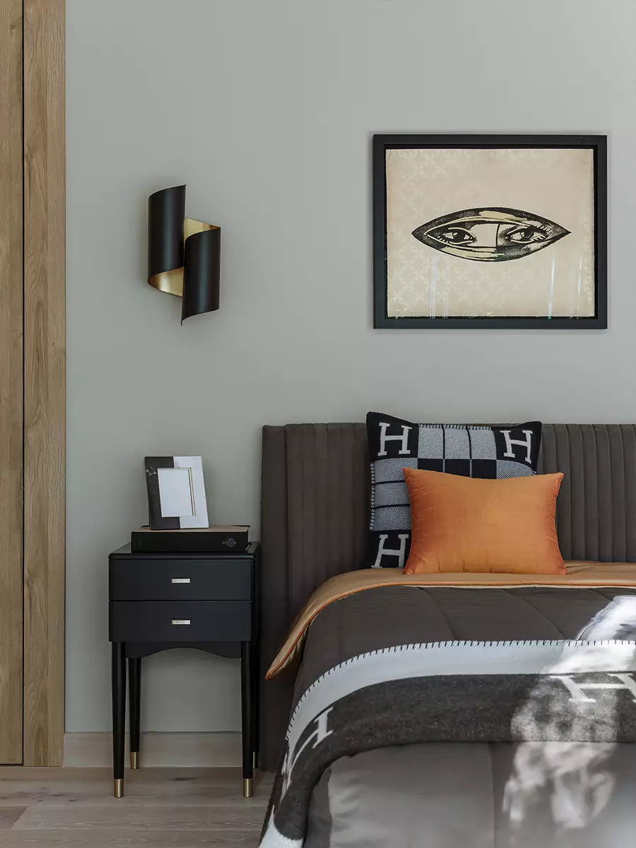 Латунь, золото и зеркала в интерьере дома для владелицы ювелирного бренда — проект Юлии Айтекеновой