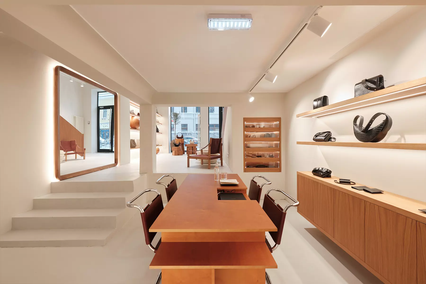 Декоративные шары и мебель с историей в интерьере шоурума российского бренда аксессуаров — проект Екатерины Рыбалко