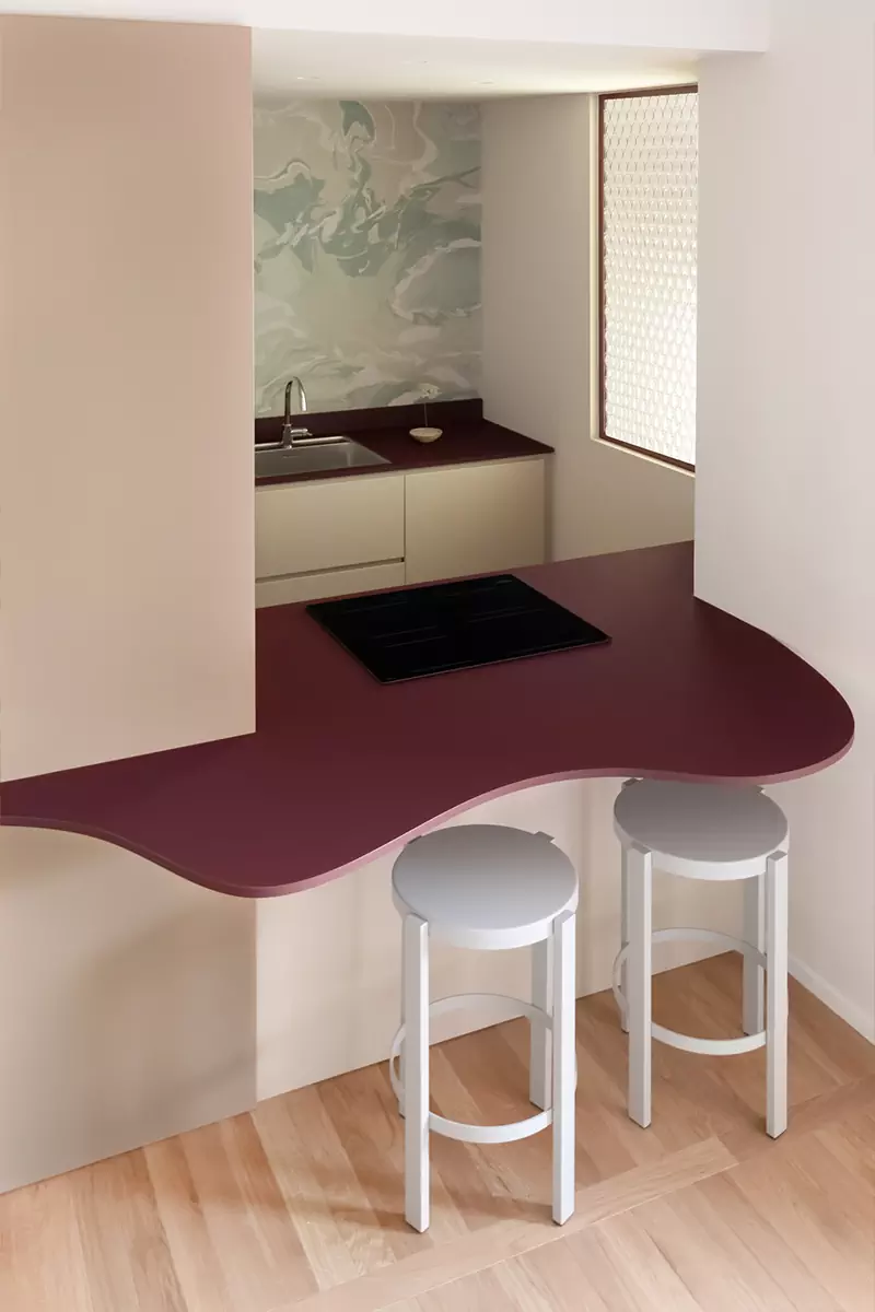 Диалог изогнутых форм и прямых линий в лаконичном интерьере римской квартиры — проект Мануэлы Тоньоли