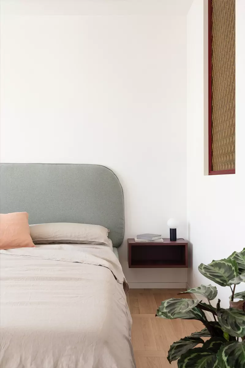 Диалог изогнутых форм и прямых линий в лаконичном интерьере римской квартиры — проект Мануэлы Тоньоли