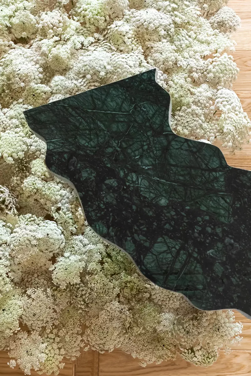 Диалог изогнутых форм и прямых линий в лаконичном интерьере римской квартиры — проект Мануэлы Тоньоли