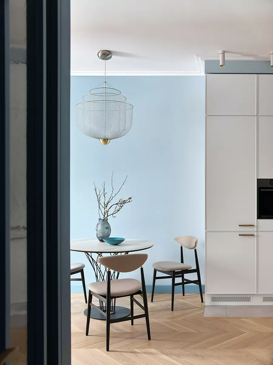Небесно-голубой и другие оттенки синего в интерьере московской квартиры — проект Анастасии Холопцевой