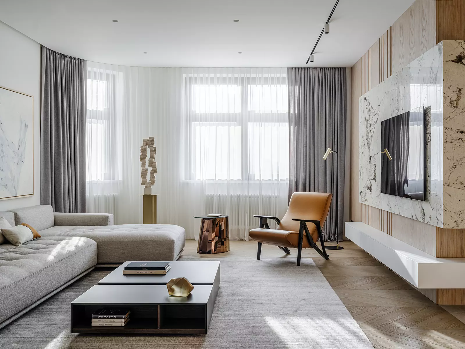 Буйство красок и фактур в современном интерьере квартиры сложной формы — проект Светланы Поздеевой и Ильи Ерошевича