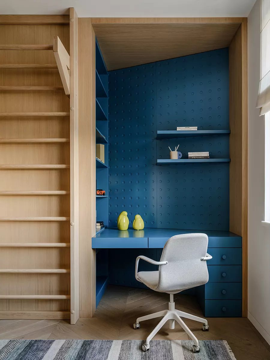 Буйство красок и фактур в современном интерьере квартиры сложной формы — проект Светланы Поздеевой и Ильи Ерошевича