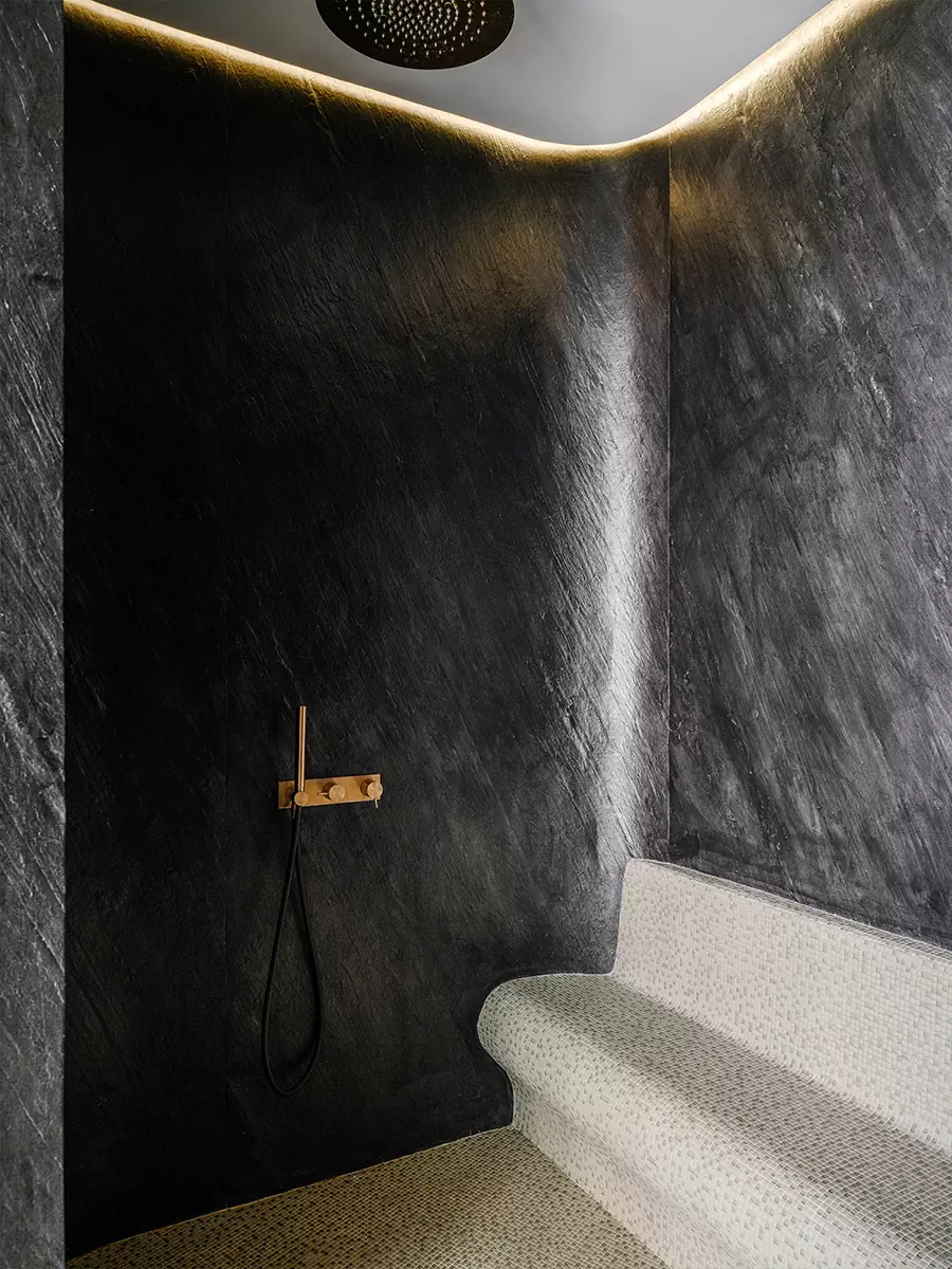 Буйство красок и фактур в современном интерьере квартиры сложной формы — проект Светланы Поздеевой и Ильи Ерошевича