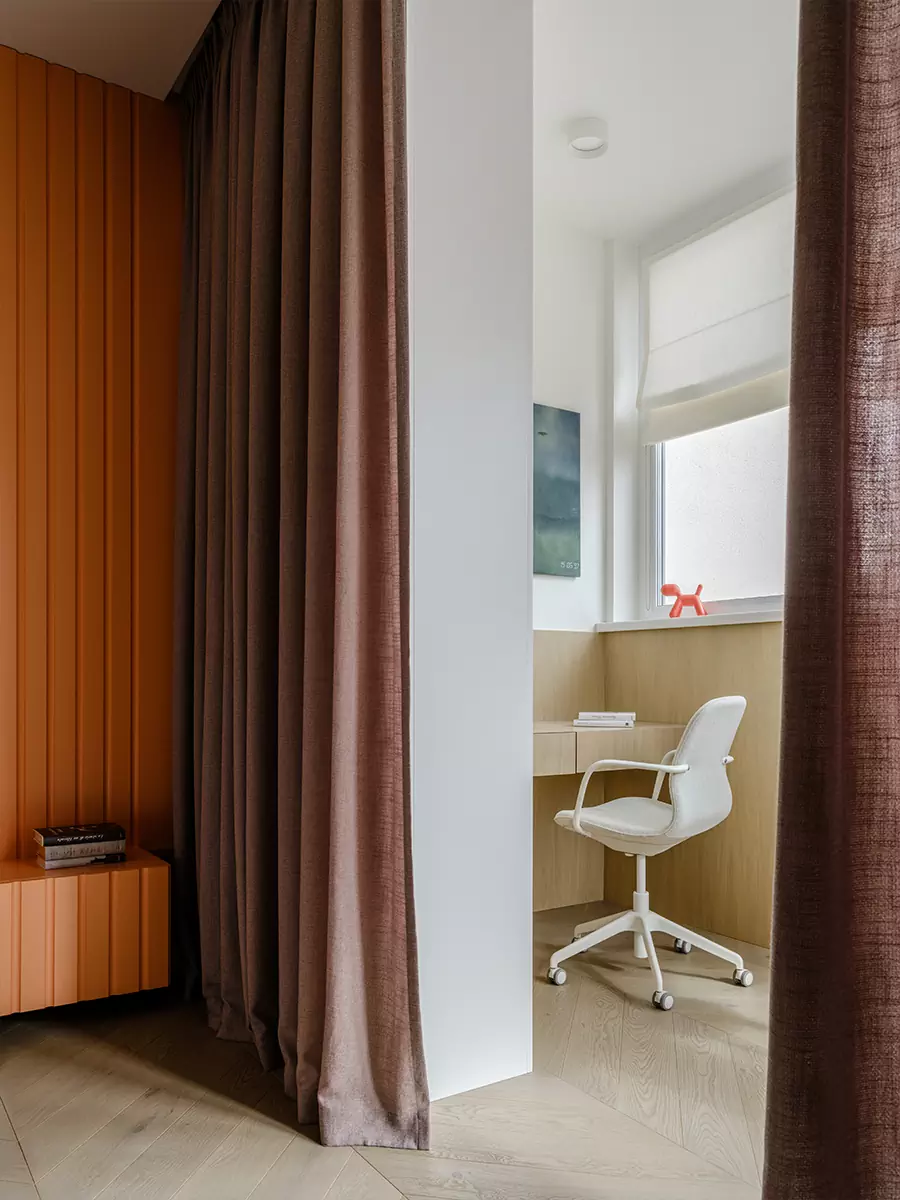 Буйство красок и фактур в современном интерьере квартиры сложной формы — проект Светланы Поздеевой и Ильи Ерошевича