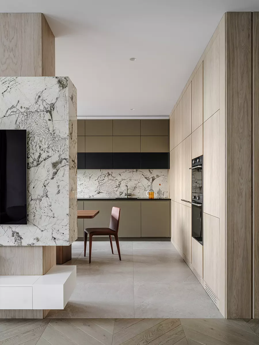 Буйство красок и фактур в современном интерьере квартиры сложной формы — проект Светланы Поздеевой и Ильи Ерошевича