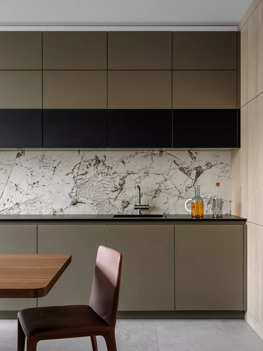 Буйство красок и фактур в современном интерьере квартиры сложной формы — проект Светланы Поздеевой и Ильи Ерошевича