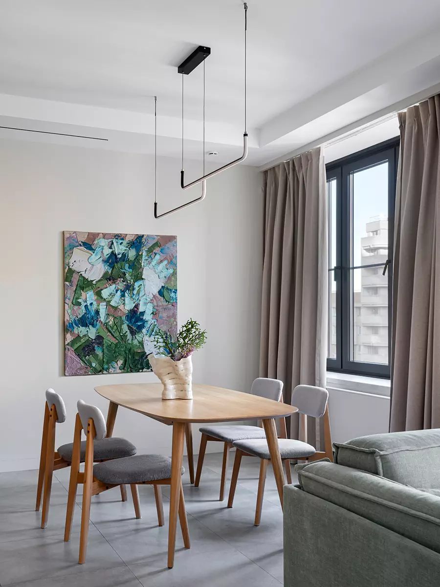 Сдержанный интерьер двухэтажной квартиры с «парящей» лестницей — проект Юлии Коробейниковой