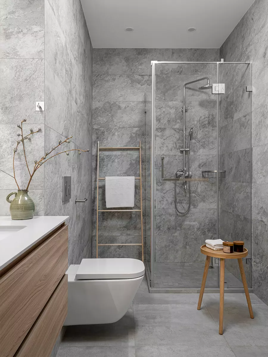 Сдержанный интерьер двухэтажной квартиры с «парящей» лестницей — проект Юлии Коробейниковой