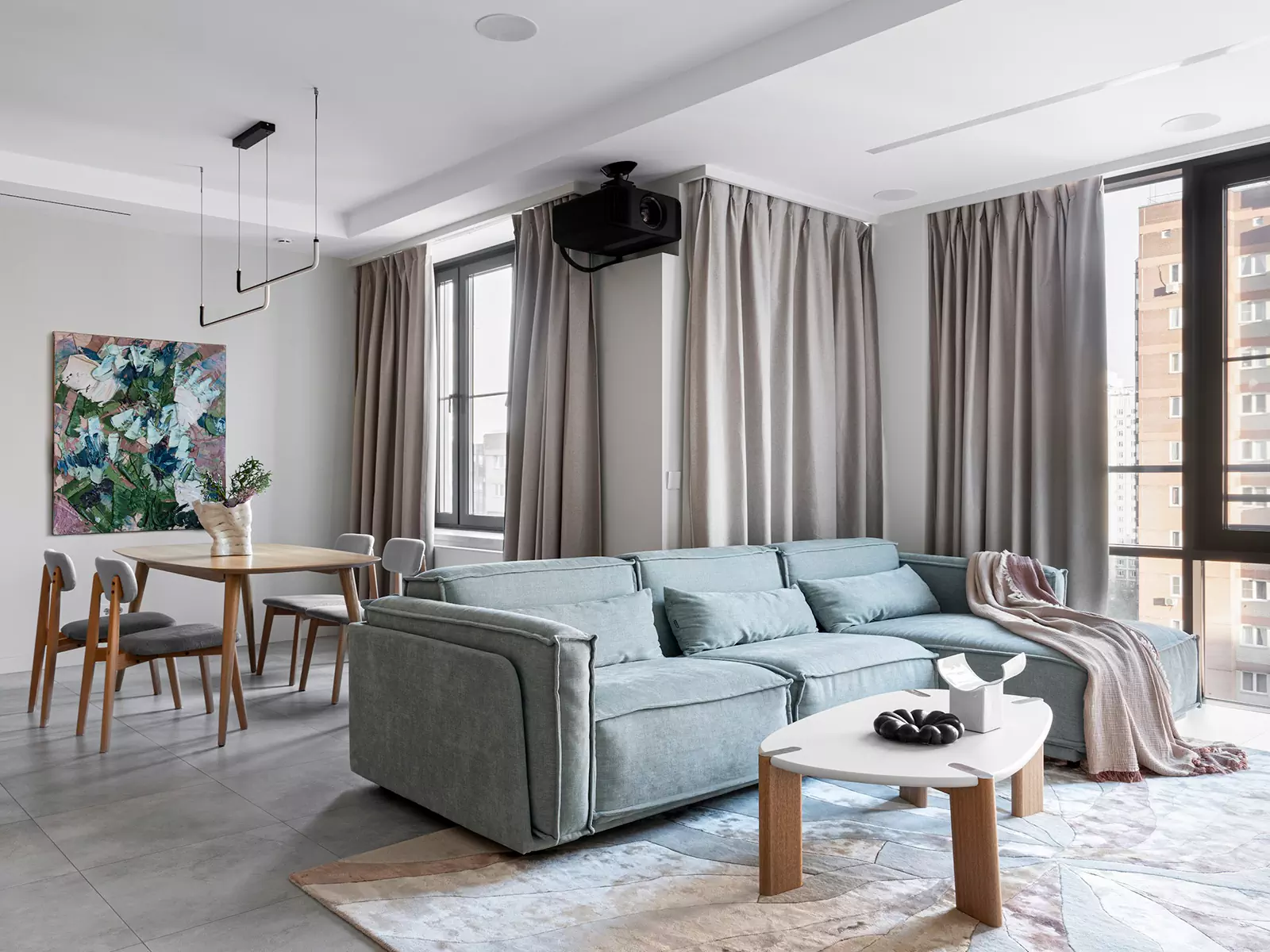 Сдержанный интерьер двухэтажной квартиры с «парящей» лестницей — проект Юлии Коробейниковой