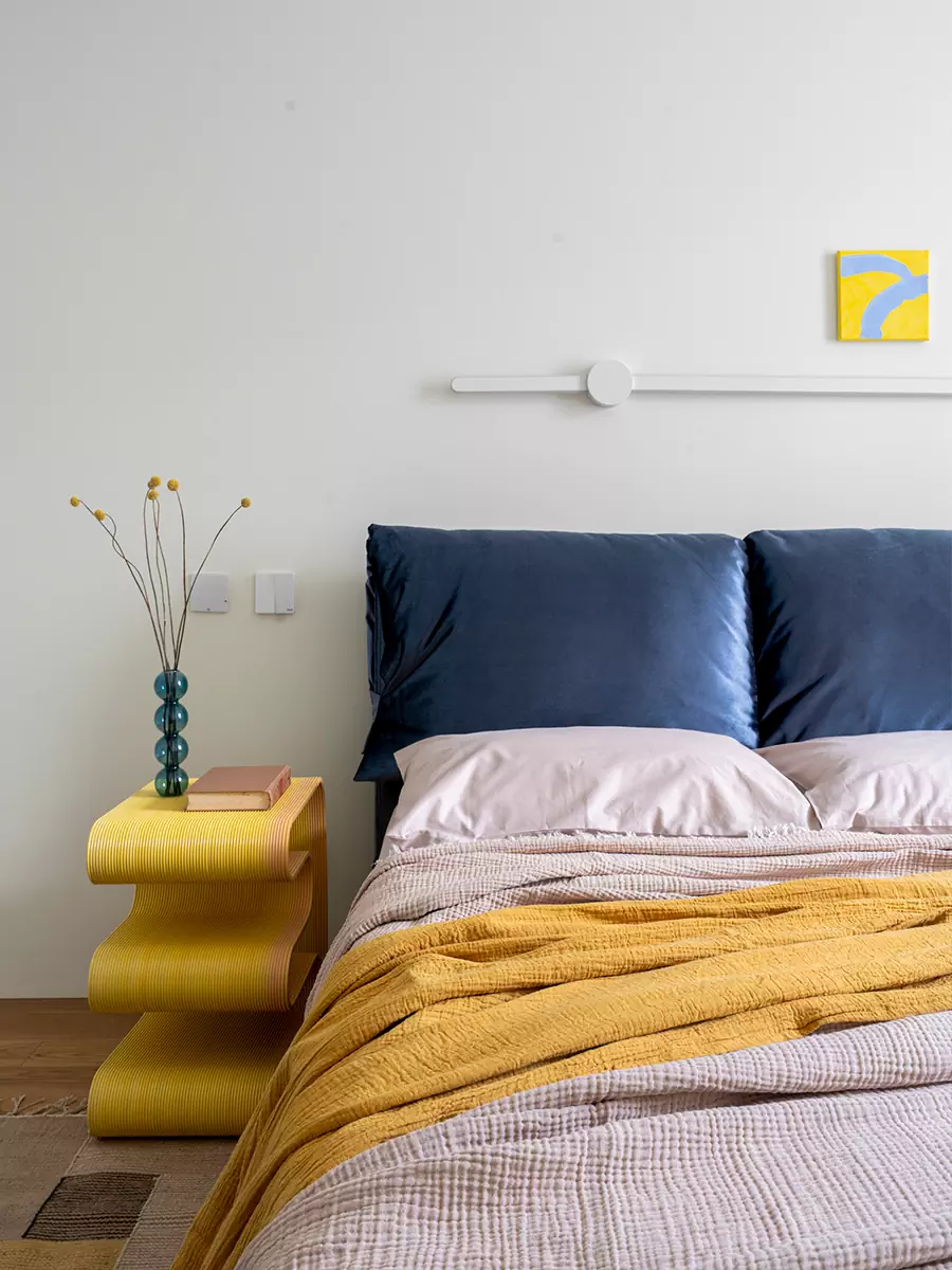 Сдержанный интерьер двухэтажной квартиры с «парящей» лестницей — проект Юлии Коробейниковой