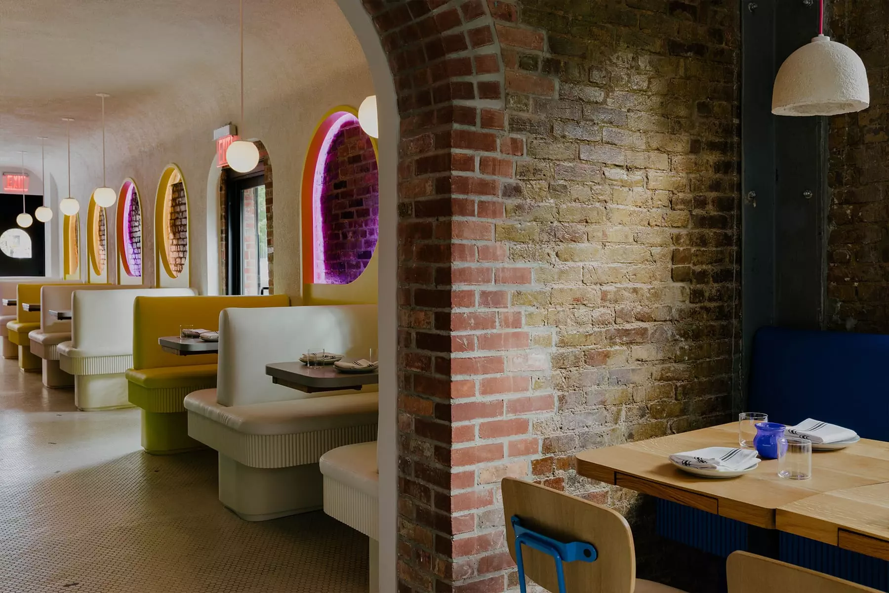 Открытая кирпичная кладка и неоновый свет в интерьере семейного кафе — проект Format Architecture Office