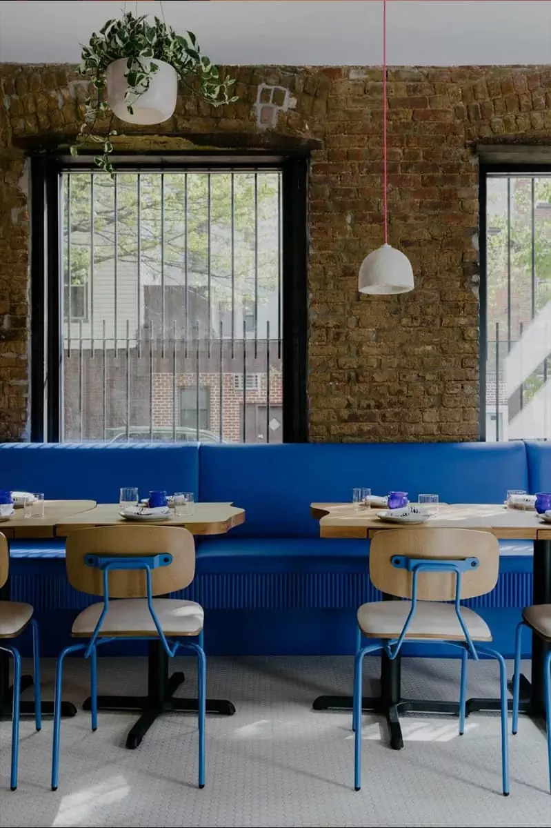 Открытая кирпичная кладка и неоновый свет в интерьере семейного кафе — проект Format Architecture Office